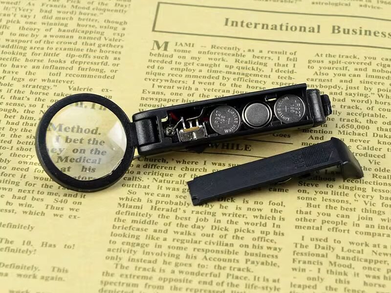 lupa de mano con brusela y luz led codigo 17134